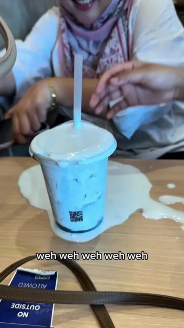 huru hara Soda tumpah, cucuk straw terus meletup. Air tumpah ni signature zus ke