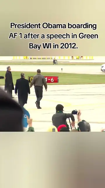 President Obama boarding AF 1 after a speech in Green Bay WI in 2012. #barackoba
