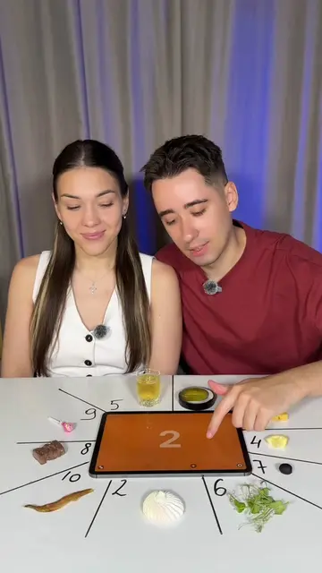 We click on the randomizer and a number appears, each number is linked to a food