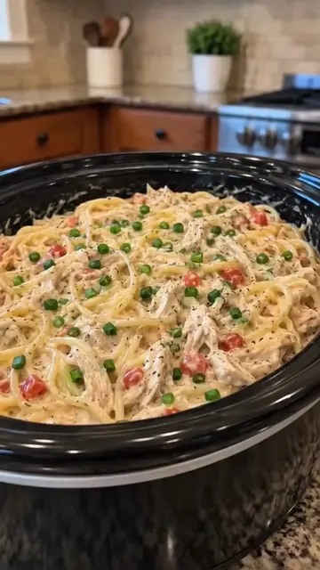 🍝 Creamy Chicken Spaghetti Rich, creamy, and loaded with tender shredded chicke