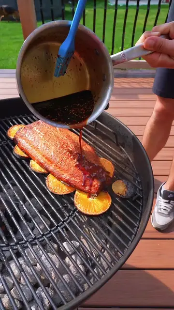 This grilled salmon recipe is next level 🔥 Fresh salmon cooked over caramelized
