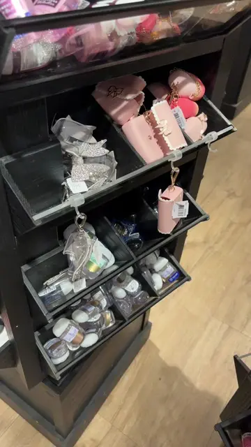 So cute 🥰 @Bath & Body Works bedazzled bow pocketbac holder 🎀💕✨  #bow #bathan