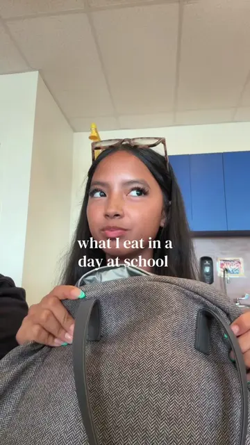 what I eat in a day at school !! (guys I barely had makeup so don’t mind it) #sc