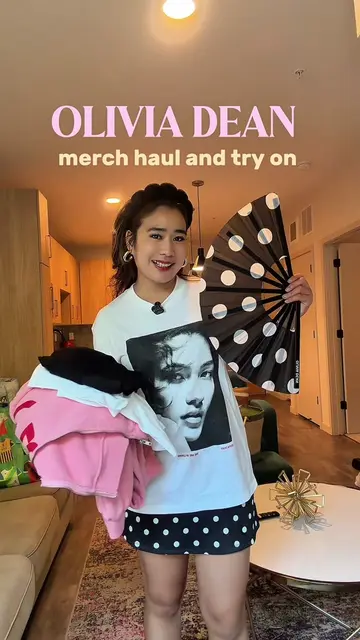 still not over Olivia Dean so obviously we had to do a little merch haul + try-o