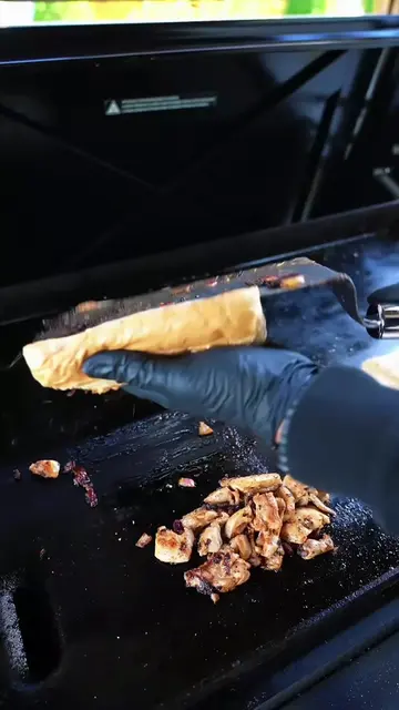 This cheesy chicken sandwich is LOADED with flavor 🤯 Juicy griddled chicken, re
