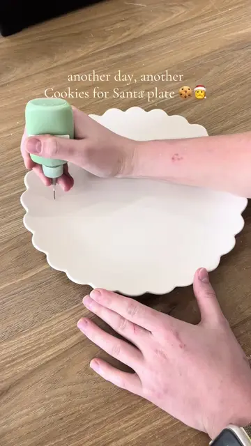 Another day, another Cookies for Santa plate 🍪🎄 This time, gingerbread edition