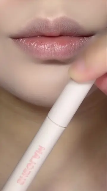 Long-wearing lip contour hack 🤯💡 ID: 449724118 #lips #lipstick #LipTrend #SHEG
