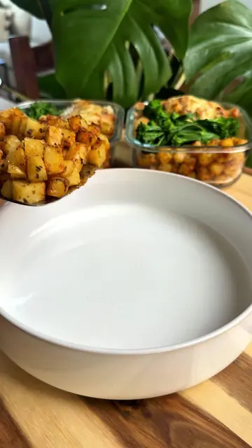 Cheesy garlic chicken with roast potatoes 🥦🧀  You can find the full written re