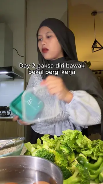 Ceritanya tak ingat sejak bila bekas silinder salad tu ade dalam almari. Tetiba 