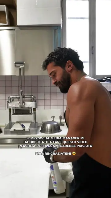 Il mio Social Media Manager mi ha obbligato a fare questo video. A detta sua, vi