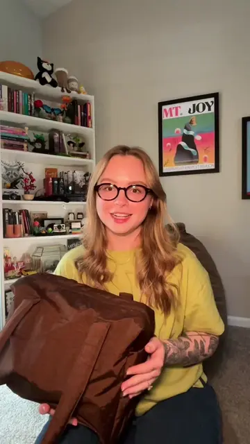 What’s in my grad school bag! I start classes next week, so I wanted to share wi