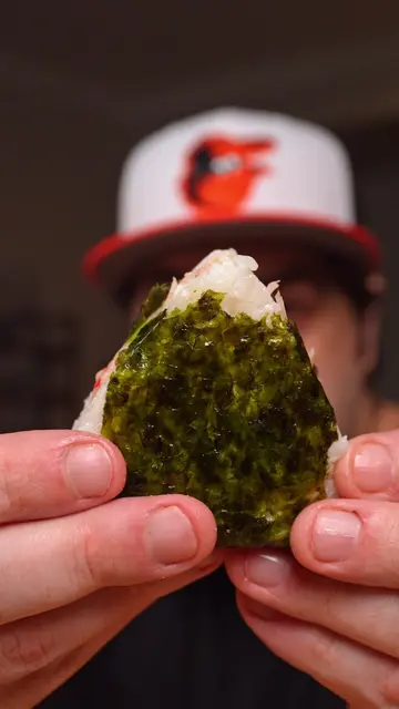 🍙🔥 CRAB & TUNA ONIGIRI 🦀🐟 This might be the perfect after-school snack or ea