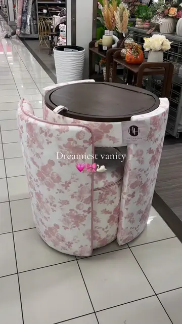 This vanity is so cute a pink lovers dream! 💗🎀✨ #vanity #pinkaesthetic #homede