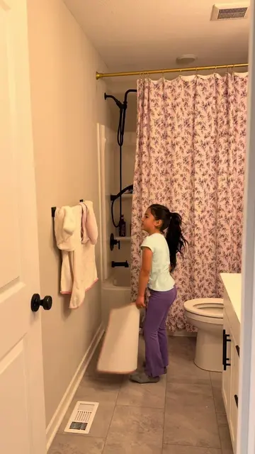 Limpiando el baño con mi pequeña 🧼🤍 Esta vez sí nos tocó trabajar un poquito m
