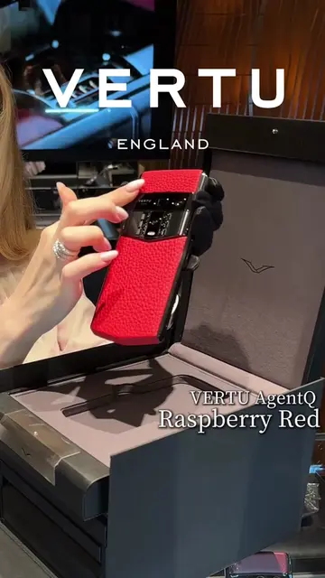 Forget basic pink. This raspberry red mechanical fold is hot pink luxury. 💖⚙️ E
