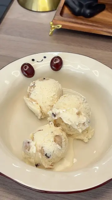 Warm brown butter chocolate chip cookies on cookie dough icecream 🤤 Recipe  113
