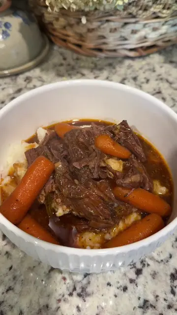 Fall dinner season is almost here and THIS is your sign to make pot roast 🍂🥩 T