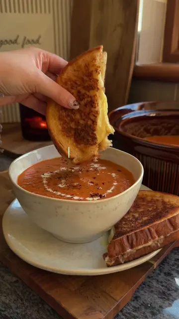 ROASTED TOMATO & RED PEPPER SOUP✨♥️ There is genuinely nothinggg better than a b