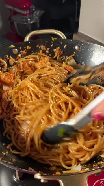 Garlic Noodles with Shrimp by @groovyfoodiess combines Vietnamese-style garlic n
