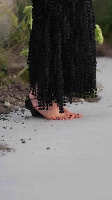 Chanel’s divisive barefoot sandals - are you a fan? 🦶 Margaret Qualley made wav