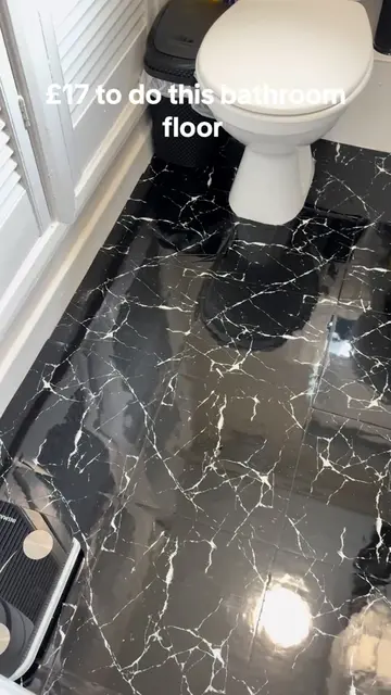 This bathroom floor cost £17 and the results are stunning 👌 #homedecor #bathroo