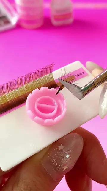 Watch the brown lashes bloom. 🤎✨ One pinch. One perfect fan. So soft. So fluffy