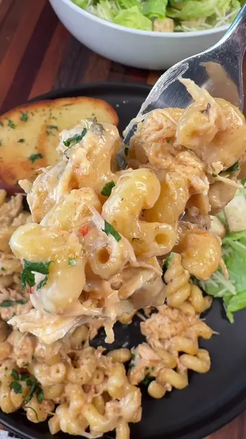 This is a super easy crockpot meal my family loves! Crockpot Parmesan Garlic Chi