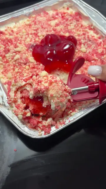 This might be the BEST one yet! Scoopable strawberry crunch cheesecake 😍😍😍 Ha