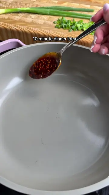 Sweet & Spicy Chicken Noodles 🍯🌶️🍜 These saucy noodles are ready in under 10 