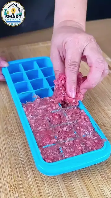 “4 smart ways to freeze meat and keep your kitchen organised! 🥩❄️ Save this for