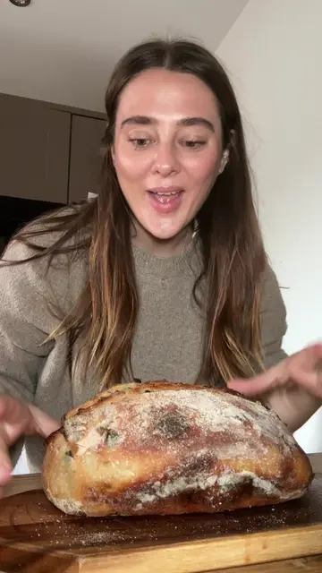 🥒🧀 DILL PICKLE & CHEDDAR SOURDOUGH 🥒🧄 Okay… hear me out 😂 If you love pickl