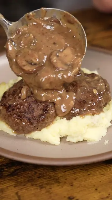 Turning back time with @Gideon General and his nostalgic Salisbury Steak! ✨ A co