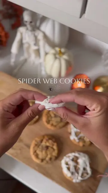 If you like sticky fingers .. this one is for you 🫢🎃🕸️🕷️🍁 #spiderwebcookies