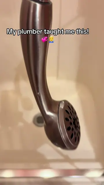 OMG… a plumber showed me this easy faucet cleaning hack! 🍋✨ I couldn’t believe 