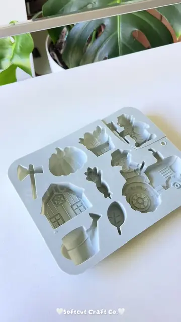 🌾 From mould to ready-to-paint 🎨 Pouring, demoulding and packing our Farmyard 