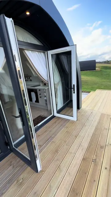 Oh dear…. 👀🤯🤯 Only just another one of our pods on a customer site looking fa