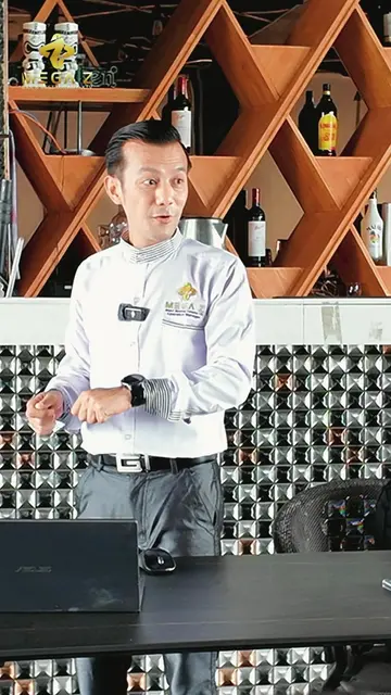 Waiter ဆိုတာ သာမန်အော်ဒါယူသူ မဟုတ်ပါဘူး!  ဆိုင်တစ်ဆိုင်ရဲ့ အောင်မြင်မှုဟာ Custom