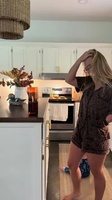 Happy Saturday friends💛 Time to knock out these chores so we can enjoy the rest
