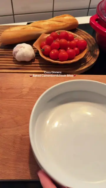 Baked Camembert&Steak Bites🫕 Creamy baked Camembert with juicy steak bites, cri