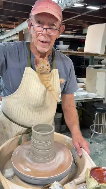 Trim an elephant pot with me and my little friend  #kitten #elaphant #ceramics #