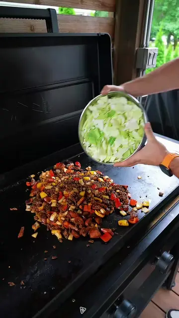 🔥 This griddle sausage and cabbage recipe is loaded with smoked sausage, ground