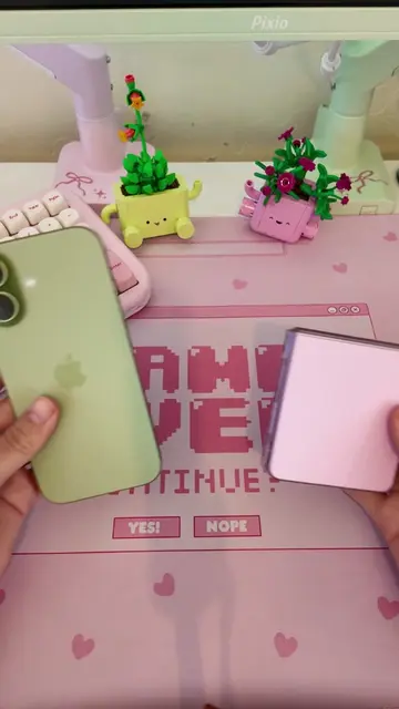 Okay… who wins this camera battle? 👀📸 iPhone 17 💚 or Z Flip 8🩷? #iphone17 #a