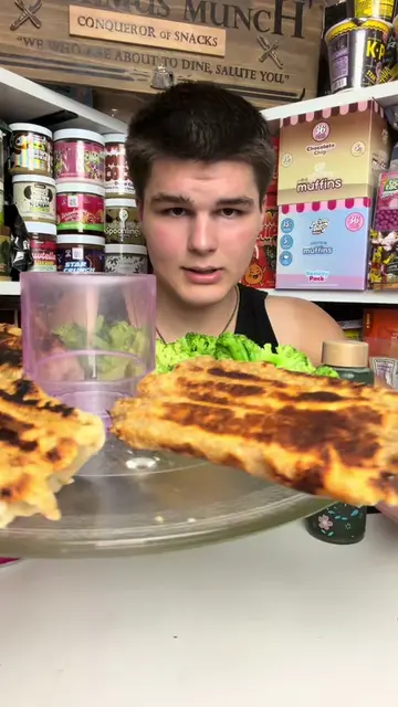 Yumm burritos #mukbang #foodreview #burrito #grilledcheeseburrito #Foodie 