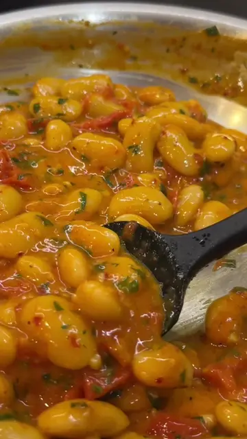 cherry tomato & harissa butterbeans🌱 . A perfect mid-week dinner if you want so