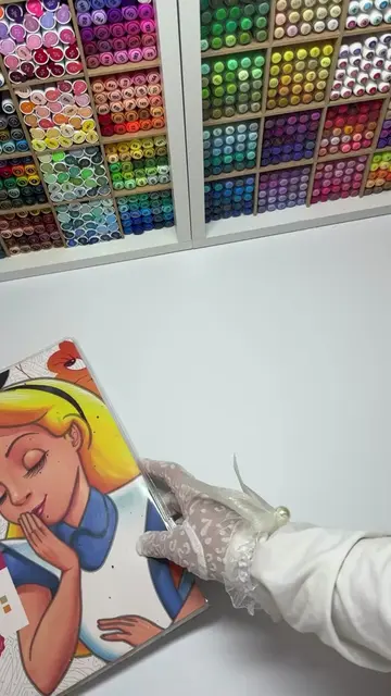 Stop scrolling and just relax with me 🧘🏼‍♀️✨💓 #asmr #coloring #disney #acryli