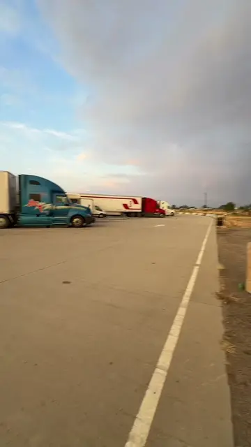 SLEEPING AT THE TRUCK STOP UPDATE😅🫡 With @kickinwithchristian 