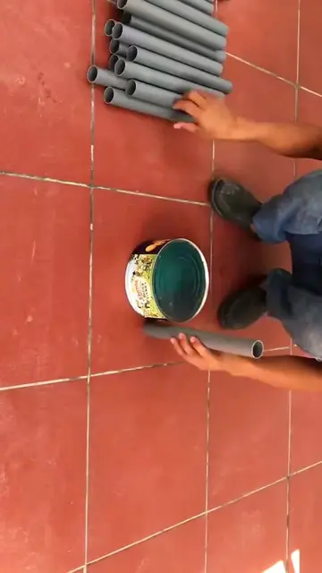 Simply by pouring cement into a plastic pipe, you can create a stunning decorati