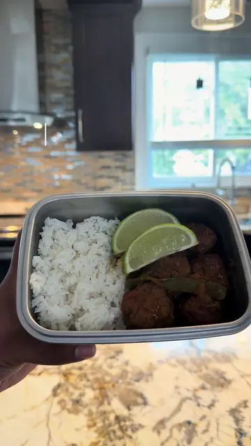 Mi versión de albóndigas saludable con arroz blanco para le semana 🇩🇴.    #dom