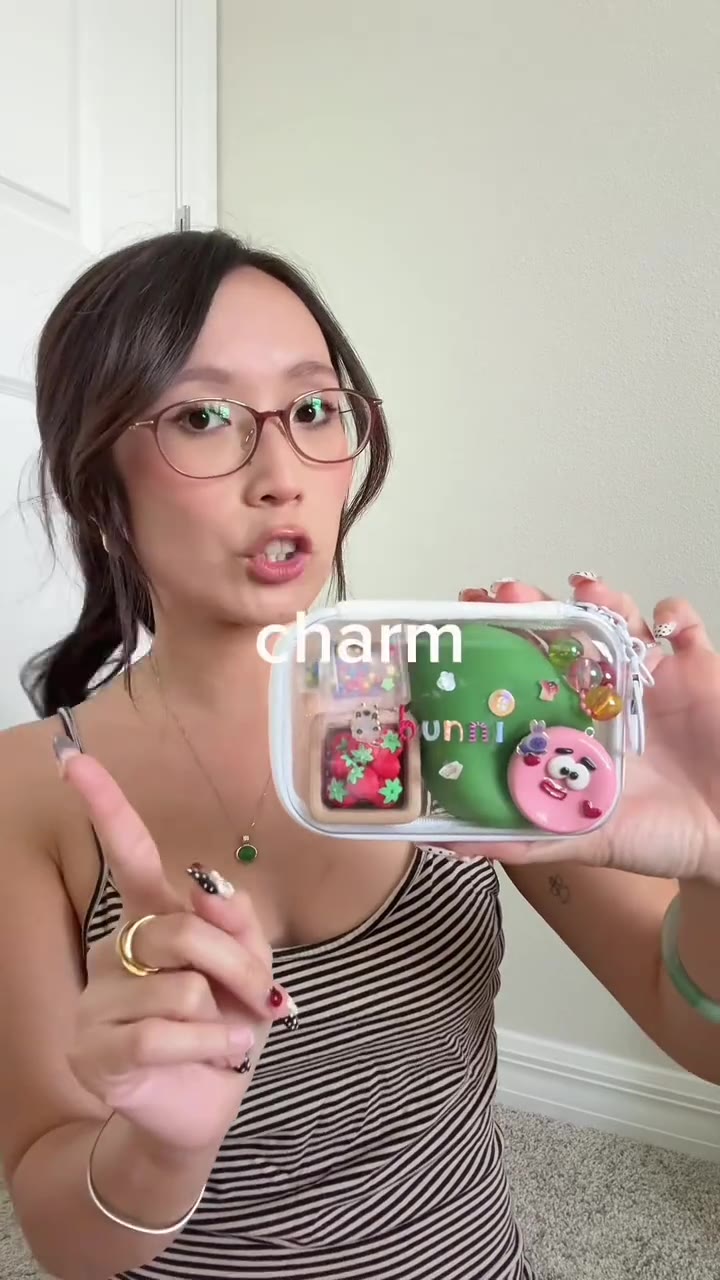 what’s in my fidget pouch (bag charm edition) 🍓💫🥭 fidgets are from @the.3d.pr