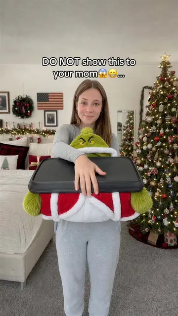 Meet the coziest thing you’ll wear all winter 🎄 This hooded Grinch robe is basi
